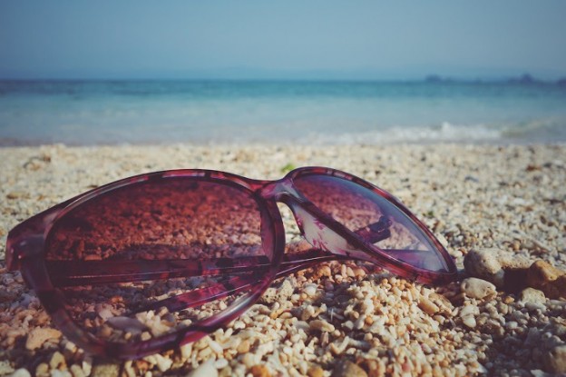 サングラスと夏の海